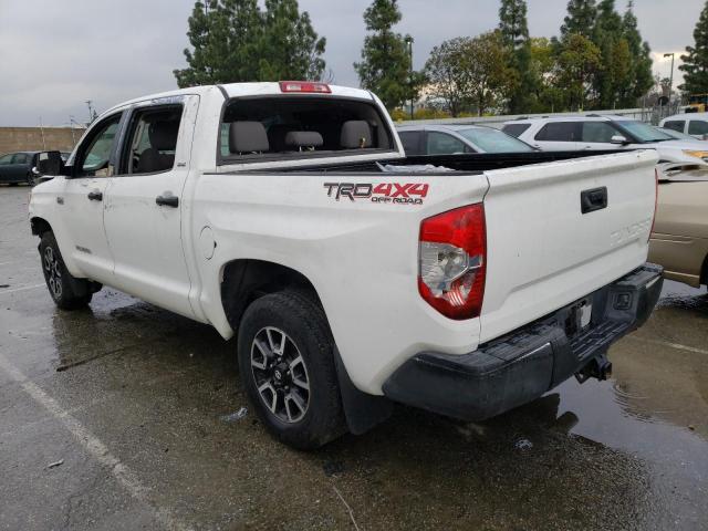 5TFDY5F12HX638681 - 2017 TOYOTA TUNDRA CREWMAX SR5 WHITE photo 2