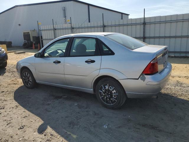 1FAFP34N35W105865 - 2005 FORD FOCUS ZX4 SILVER photo 2