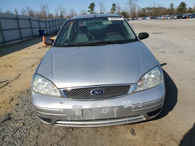 1FAFP34N35W105865 - 2005 FORD FOCUS ZX4 SILVER photo 5