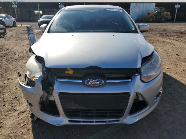 1FAHP3F20CL130460 - 2012 FORD FOCUS SE SILVER photo 5