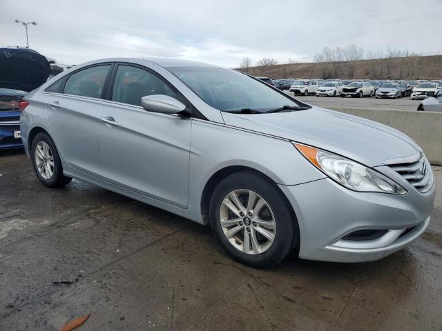 5NPEB4AC8DH703175 - 2013 HYUNDAI SONATA GLS SILVER photo 4