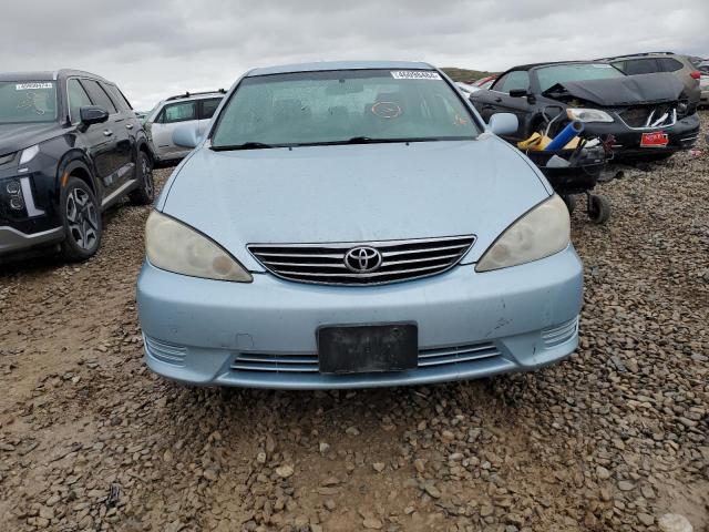 JTDBE32K863055622 - 2006 TOYOTA CAMRY LE BLUE photo 5