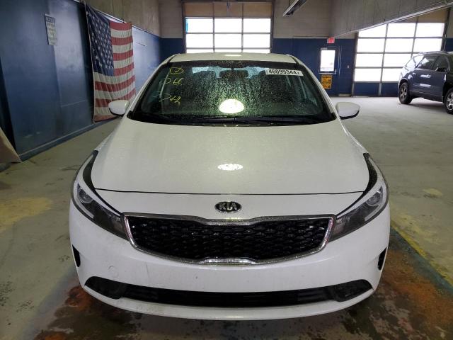 3KPFL4A79JE242041 - 2018 KIA FORTE LX WHITE photo 5