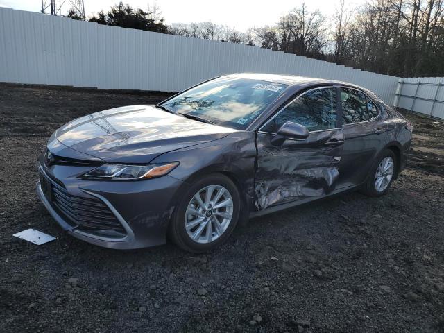 4T1C11AK7MU465269 - 2021 TOYOTA CAMRY LE GRAY photo 1