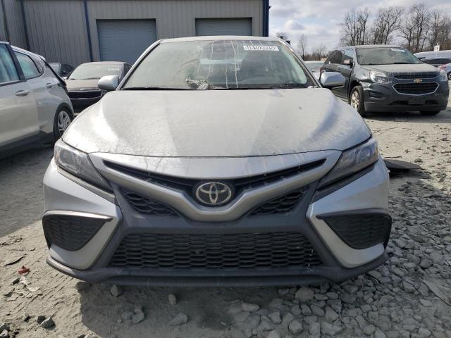 4T1T11AK5PU170644 - 2023 TOYOTA CAMRY SE NIGHT SHADE SILVER photo 5