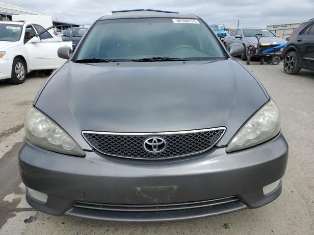 JTDBA30K350025037 - 2005 TOYOTA CAMRY SE GRAY photo 5