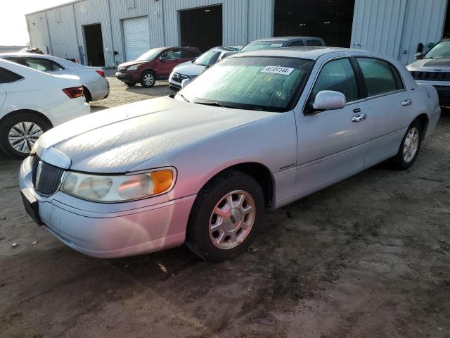 1LNHM82W01Y676972 - 2001 LINCOLN TOWN CAR SIGNATURE GRAY photo 1