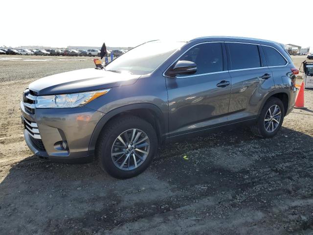 5TDKZRFH7JS283883 - 2018 TOYOTA HIGHLANDER SE GRAY photo 1