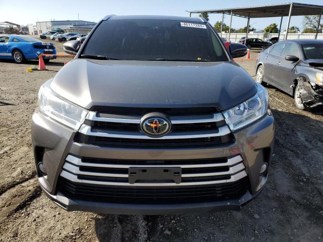 5TDKZRFH7JS283883 - 2018 TOYOTA HIGHLANDER SE GRAY photo 5