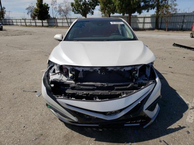 4T1KZ1AK2NU063844 - 2022 TOYOTA CAMRY TRD WHITE photo 5