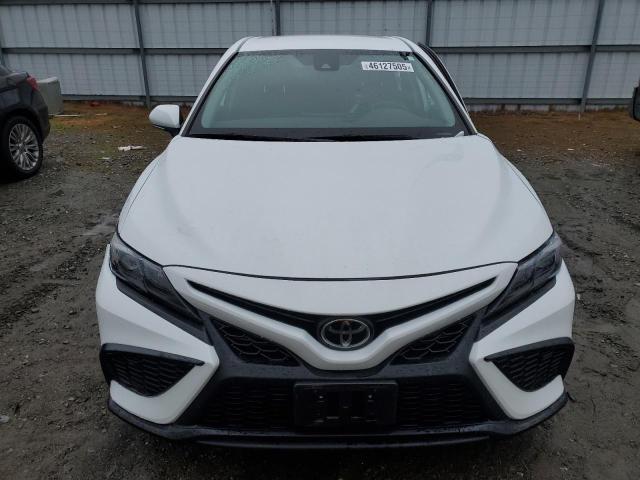 4T1G11AKXPU120470 - 2023 TOYOTA CAMRY SE NIGHT SHADE WHITE photo 5