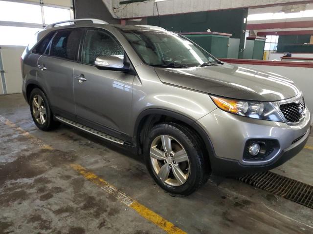 5XYKU4A27DG341299 - 2013 KIA SORENTO EX GRAY photo 4