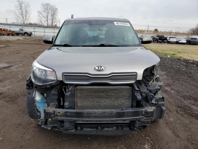 KNDJN2A24J7586082 - 2018 KIA SOUL GRAY photo 5