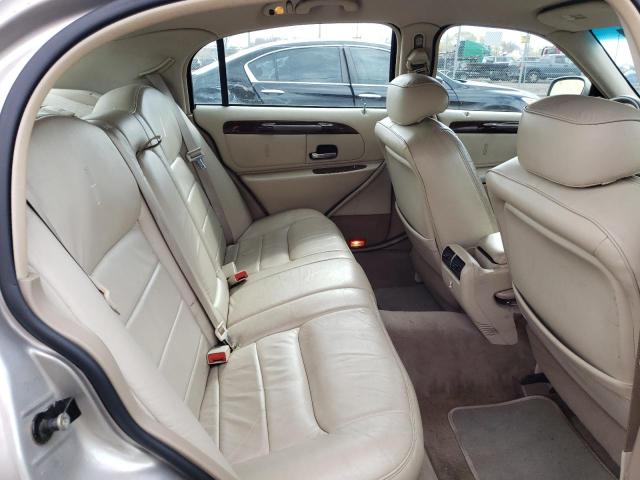 1LNHM81W62Y619792 - 2002 LINCOLN TOWN CAR EXECUTIVE GOLD photo 10