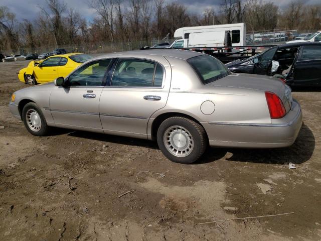 1LNHM81W62Y619792 - 2002 LINCOLN TOWN CAR EXECUTIVE GOLD photo 2