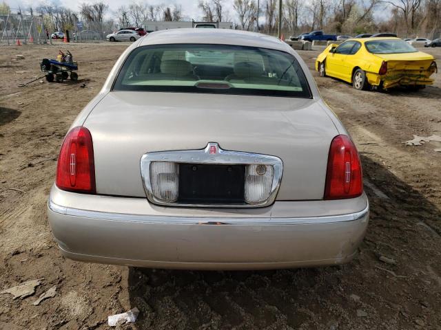 1LNHM81W62Y619792 - 2002 LINCOLN TOWN CAR EXECUTIVE GOLD photo 6