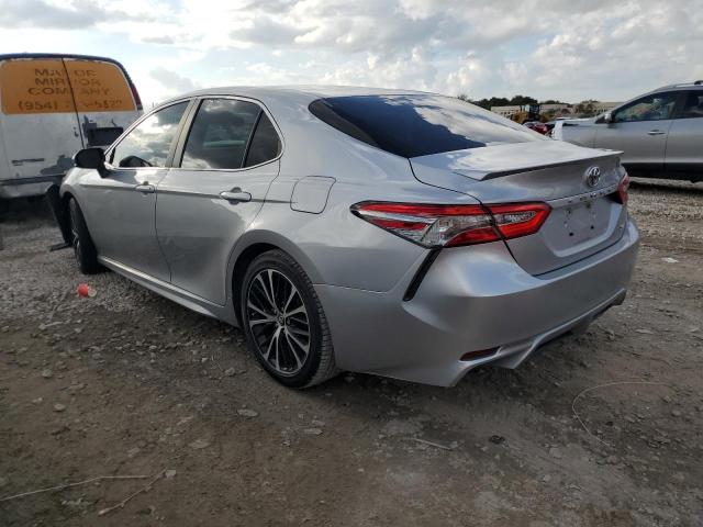 4T1B11HK6JU660079 - 2018 TOYOTA CAMRY L SILVER photo 2