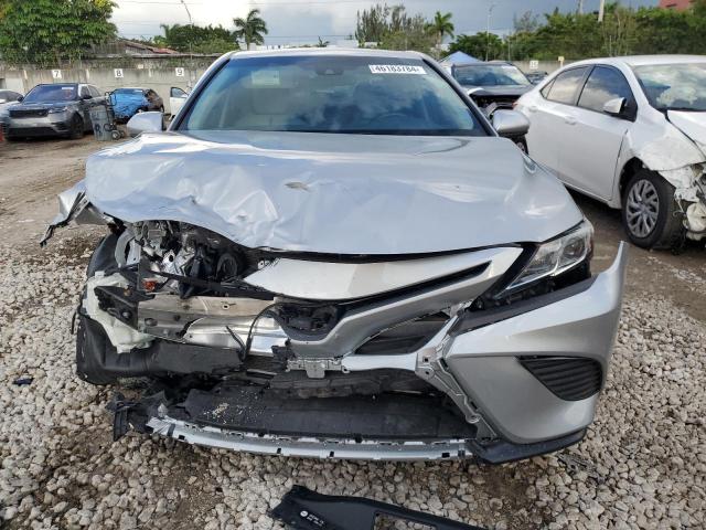 4T1B11HK6JU660079 - 2018 TOYOTA CAMRY L SILVER photo 5