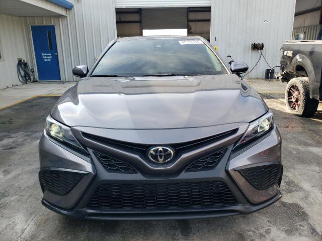 4T1T11AK0PU764428 - 2023 TOYOTA CAMRY SE NIGHT SHADE GRAY photo 5
