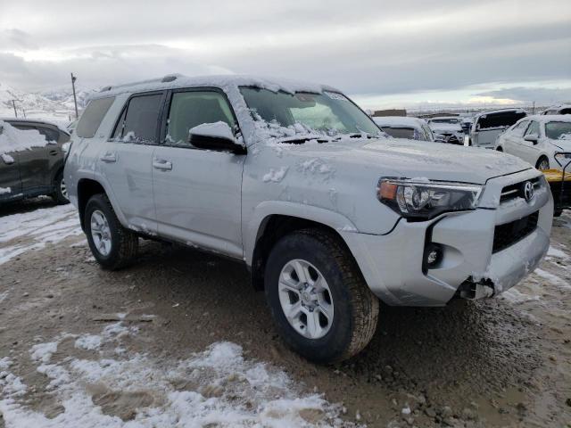 JTEMU5JR2N6064203 - 2022 TOYOTA 4RUNNER SR5/SR5 PREMIUM SILVER photo 4