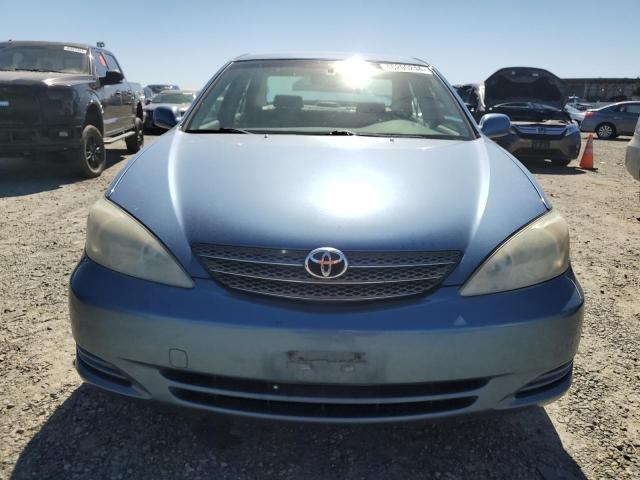 JTDBE32K720035616 - 2002 TOYOTA CAMRY LE BLUE photo 5