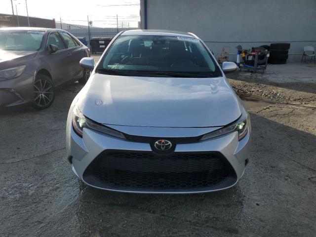 5YFEPMAE4NP273717 - 2022 TOYOTA COROLLA LE SILVER photo 5