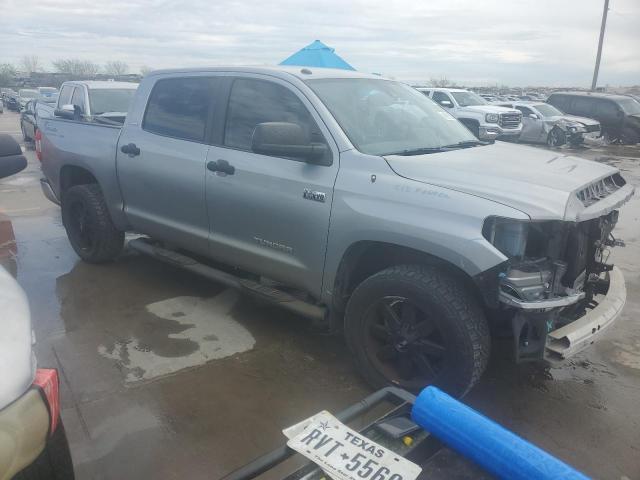 5TFDW5F10EX341037 - 2014 TOYOTA TUNDRA CREWMAX SR5 SILVER photo 4