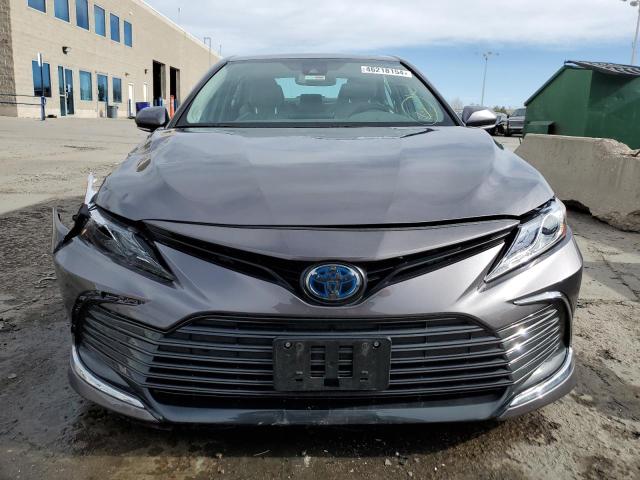 4T1F31AK9MU568684 - 2021 TOYOTA CAMRY XLE CHARCOAL photo 5