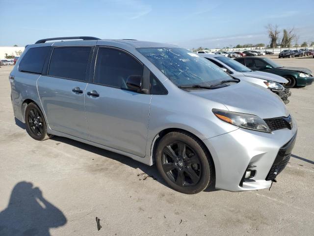 5TDXZ3DCXLS051128 - 2020 TOYOTA SIENNA SE SILVER photo 4