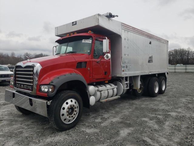 1M2AT04C97M006975 - 2007 MACK 700 CTP700 RED photo 2