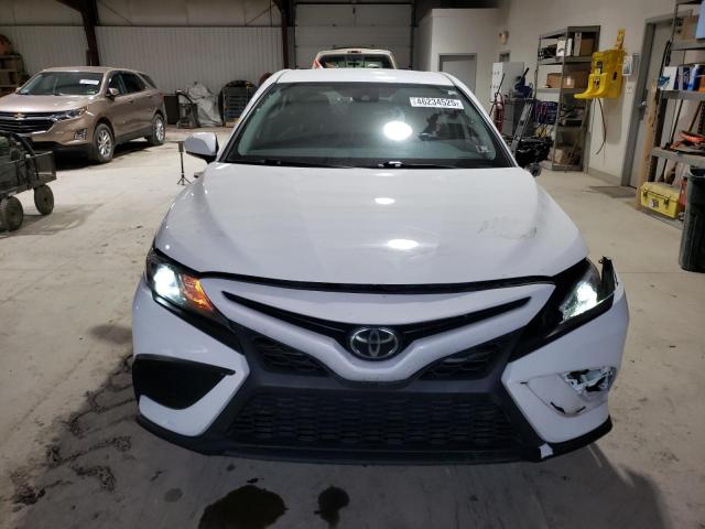 4T1G11AK1PU742410 - 2023 TOYOTA CAMRY SE NIGHT SHADE WHITE photo 5