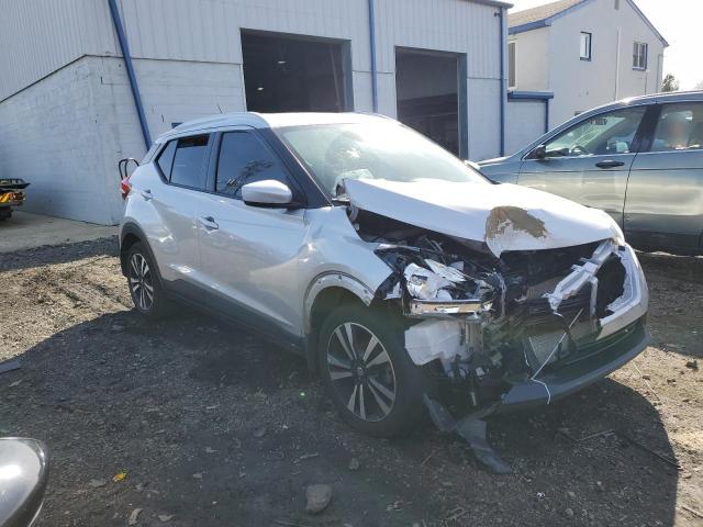 3N1CP5CU3JL546254 - 2018 NISSAN KICKS S SILVER photo 4