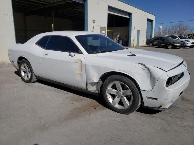 2B3CJ4DV8AH322603 - 2010 DODGE CHALLENGER SE WHITE photo 4