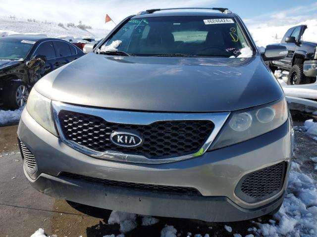 5XYKTDA23CG258843 - 2012 KIA SORENTO BASE GRAY photo 5