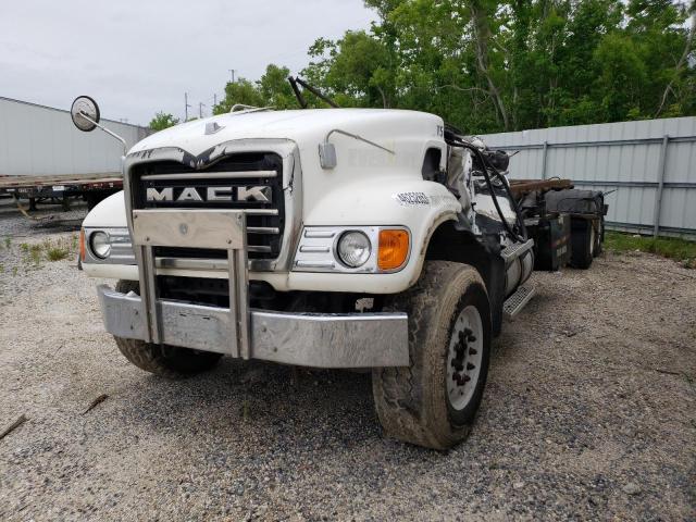 1M2AG11C17M051035 - 2007 MACK 700 CV700 WHITE photo 2