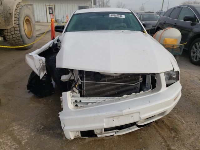 1ZVHT80N065211423 - 2006 FORD MUSTANG WHITE photo 5