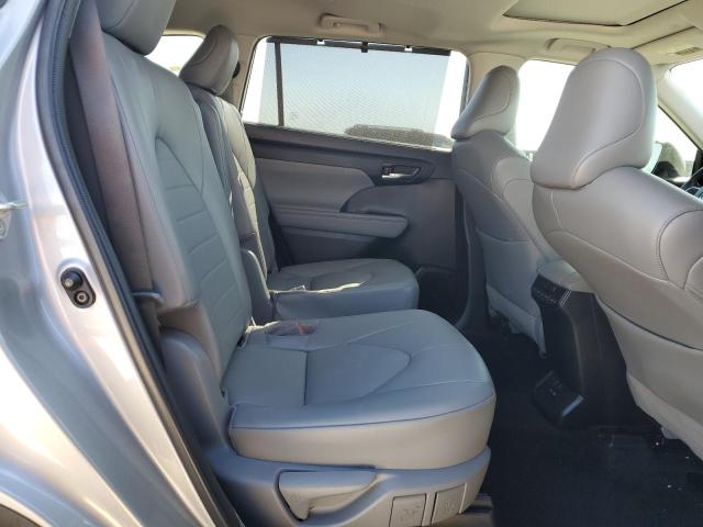 5TDGZRAH7NS105782 - 2022 TOYOTA HIGHLANDER XLE 银色 照片 11