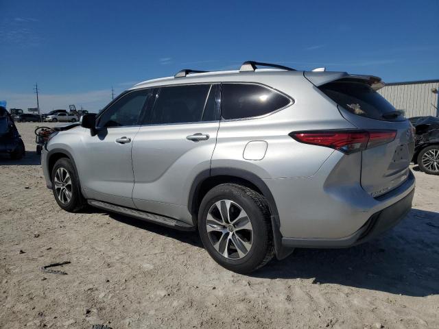 5TDGZRAH7NS105782 - 2022 TOYOTA HIGHLANDER XLE 银色 照片 2