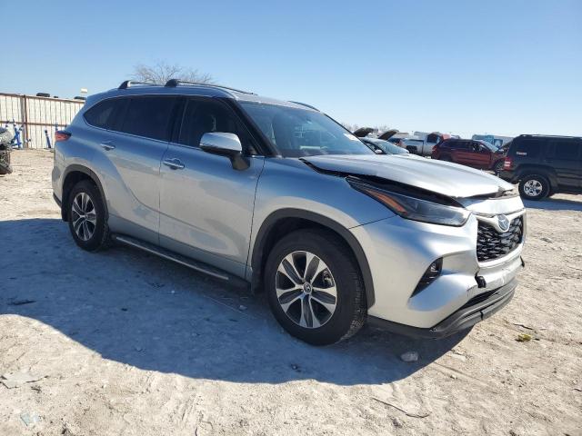 5TDGZRAH7NS105782 - 2022 TOYOTA HIGHLANDER XLE 银色 照片 4