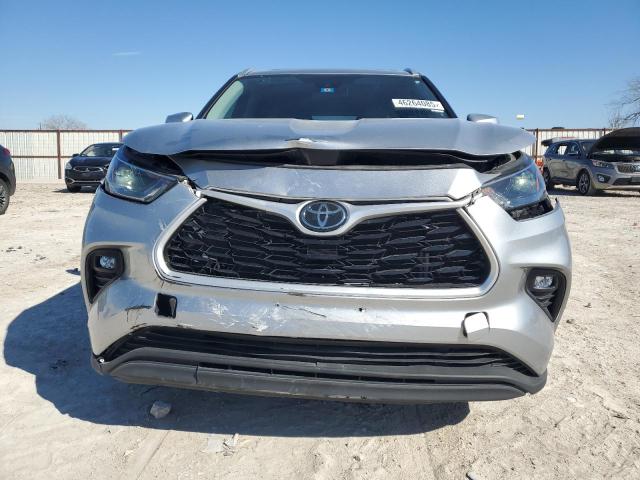 5TDGZRAH7NS105782 - 2022 TOYOTA HIGHLANDER XLE 银色 照片 5