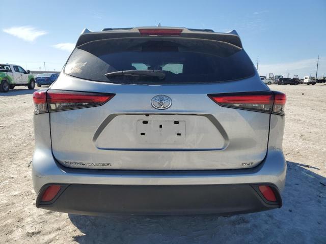 5TDGZRAH7NS105782 - 2022 TOYOTA HIGHLANDER XLE 银色 照片 6