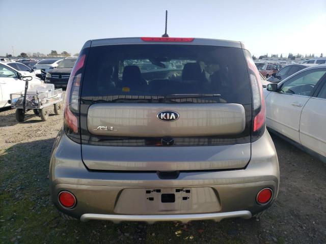 KNDJP3A59J7535543 - 2018 KIA SOUL + GRAY photo 6