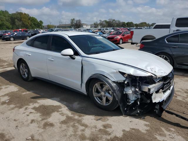 5NPEG4JAXLH057779 - 2020 HYUNDAI SONATA SE WHITE photo 4