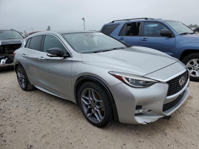 SJKCH5CP8HA026831 - 2017 INFINITI QX30 BASE فضي صورة 4