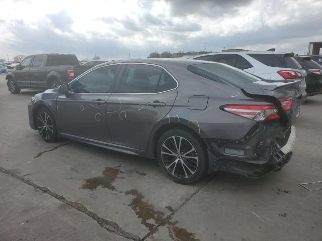 4T1B11HK1JU068542 - 2018 TOYOTA CAMRY L GRAY photo 2