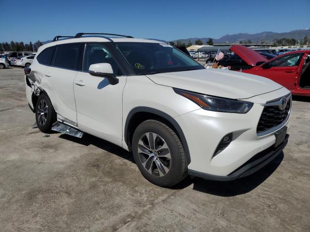 5TDHZRAH1MS514573 - 2021 TOYOTA HIGHLANDER XLE WHITE photo 4