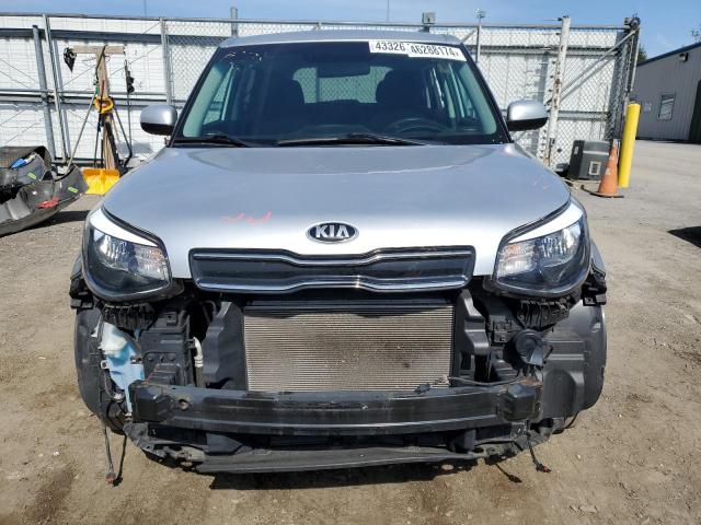 KNDJP3A5XK7698879 - 2019 KIA SOUL + SILVER photo 5