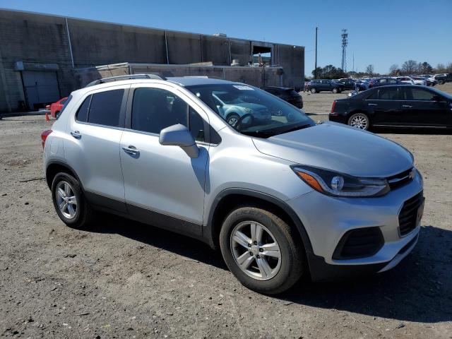 KL7CJLSB9JB637661 - 2018 CHEVROLET TRAX 1LT SILVER photo 4