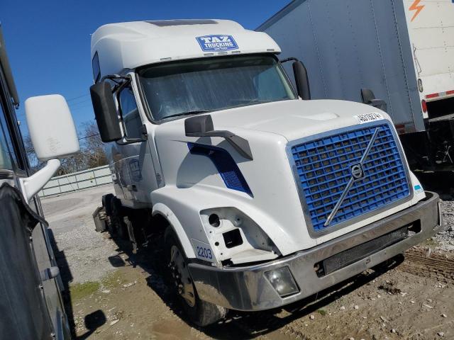 4V4NC9EH7HN970592 - 2017 VOLVO VN VNL WHITE photo 1