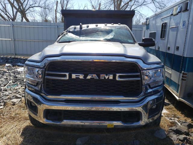 3C7WRNAJ4NG224382 - 2022 RAM 5500 SILVER photo 5